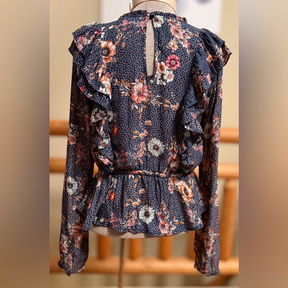 ✨ Lost + Wander Floral Ruffle Blouse ✨ - Picture 3 of 7